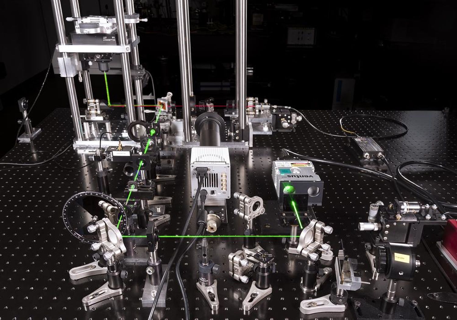 Image of the setup or the nitrogen-vacancy centre based absolute single-photon source provided by PTB