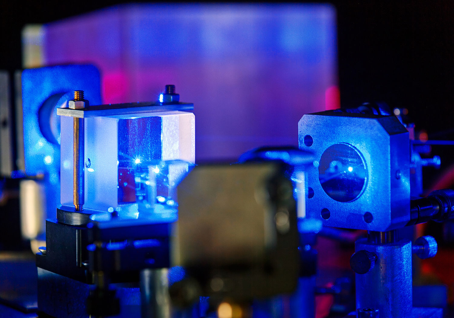 Image of a blue laser in a quantum optics lab