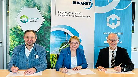 Jorgo Chatimarkakis (CEO Hydrogen Europe), Miruna Dobre (EURAMET Vice-Chairperson) and Luigi Crema (President Hydrogen Europe Research) signing the Memorandum of Understanding. Image: Courtesy of Hydrogen Europe