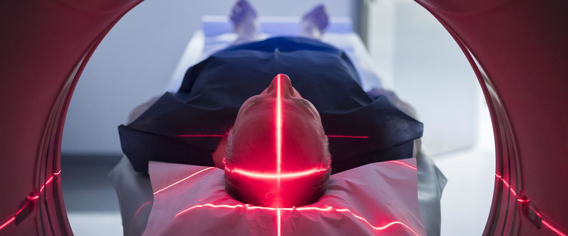 HLT06 iStock 530421722 Male patient in medical scanner with red web